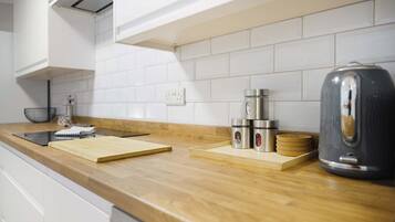 Fridge, oven, stovetop, dishwasher