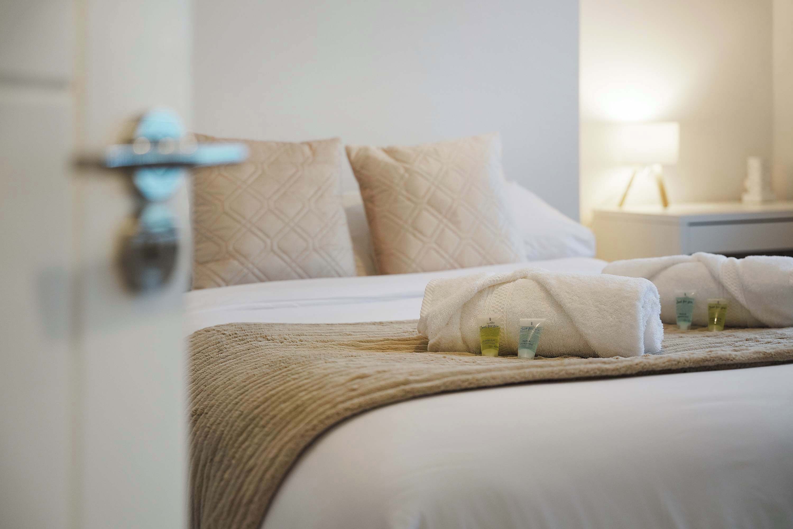 4 bedrooms, iron/ironing board, WiFi, bed sheets