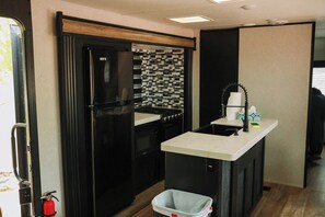 Private kitchen - The Cherokee Woodspur RV Retreat Near Mt Rushmore, Black Hills (Hermosa)