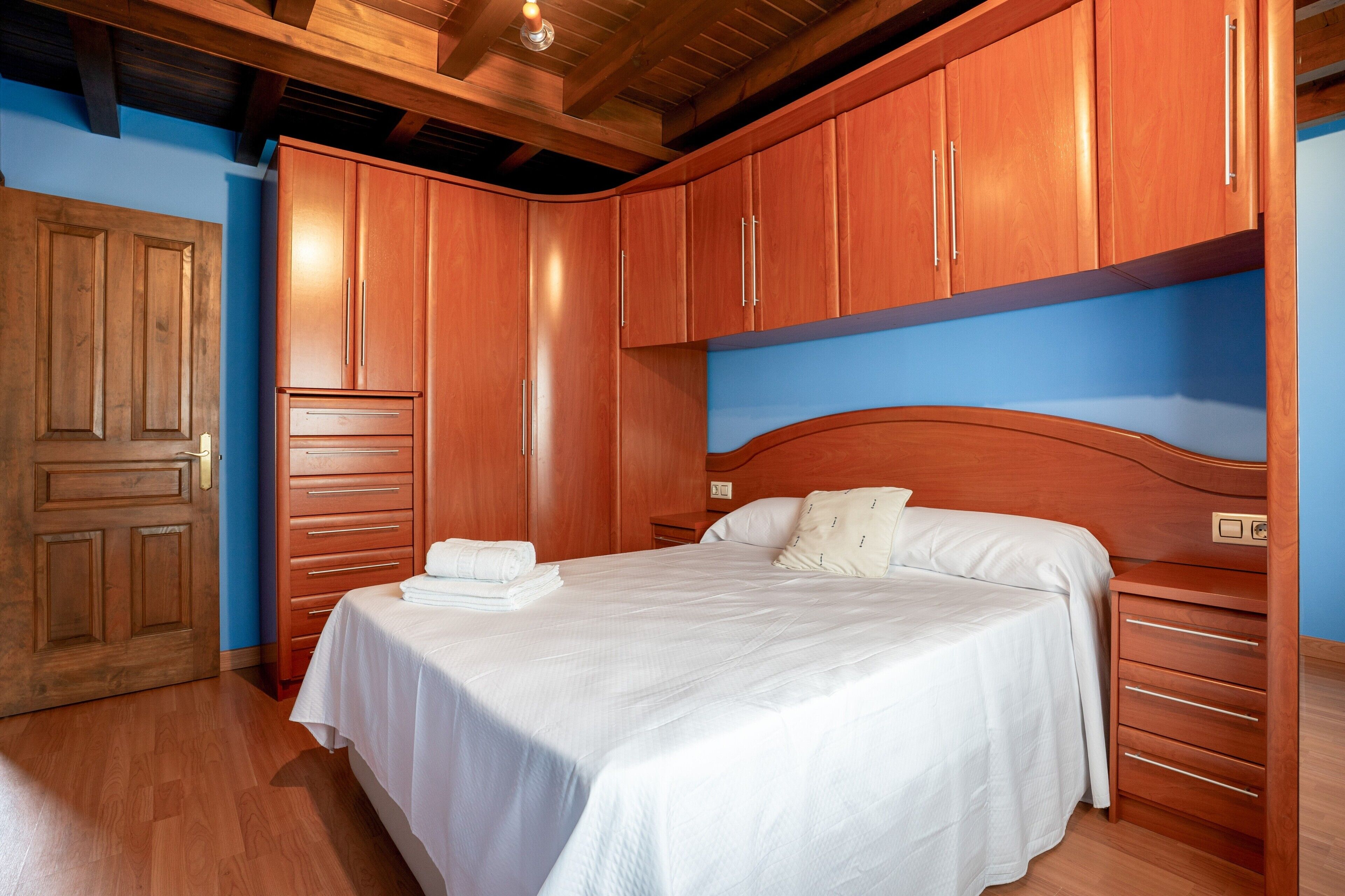 3 chambres, fer et planche à repasser, Wi-Fi, draps fournis