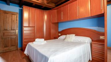 3 chambres, fer et planche à repasser, Wi-Fi, draps fournis
