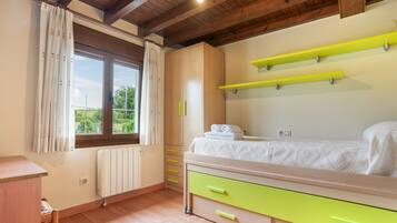 3 bedrooms, iron/ironing board, WiFi, bed sheets