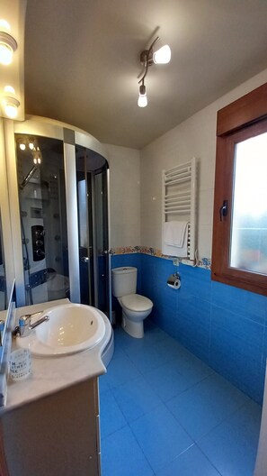 Een douche, handdoeken