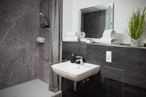 Shower, hair dryer, towels, toilet paper - Vrbo Property (Traben-Trarbach)