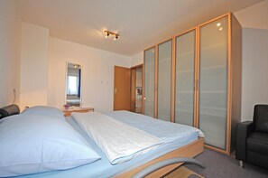 A bedroom with two beds, a wardrobe, a chair, and a mirror. - CASA Gabrijela - Bijou Apartment - Ideal for couples / couples with small children (Poreč)