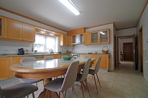 Wasserkocher mit Kaffee-/Teezubehör, Kühlschrank, Mikrowelle, Ofen