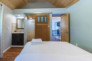 1 bedroom, iron/ironing board, travel cot, free WiFi - NEW! Lake Cottage Getaway | Beach Access + Pets OK | North Cottage (North East)