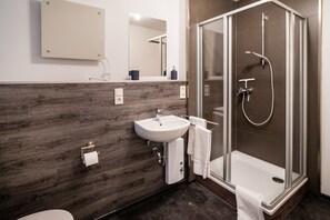 Dusj, hårføner, håndklær og toalettpapir