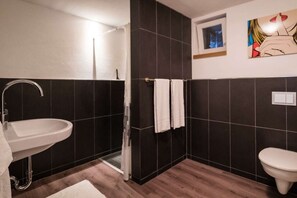 Shower, hair dryer, towels, toilet paper - Vrbo Property (Traben-Trarbach)