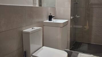 Habitación estándar, vistas a la ciudad | Baño | Ducha, toallas y papel higiénico