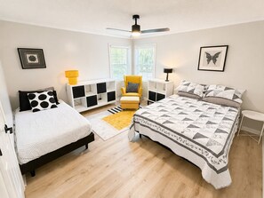 2 slaapkamers, een bureau, een strijkplank/strijkijzer, reisbedje