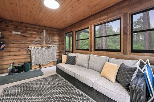 Beautiful 5-bedroom lakefront cabin with AC in charming Necedah!