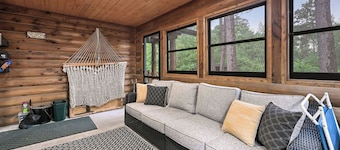 Beautiful 5-bedroom lakefront cabin with AC in charming Necedah!