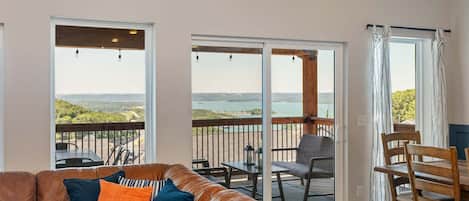 House, Multiple Beds (Lake Lookout Retreat) | Living area