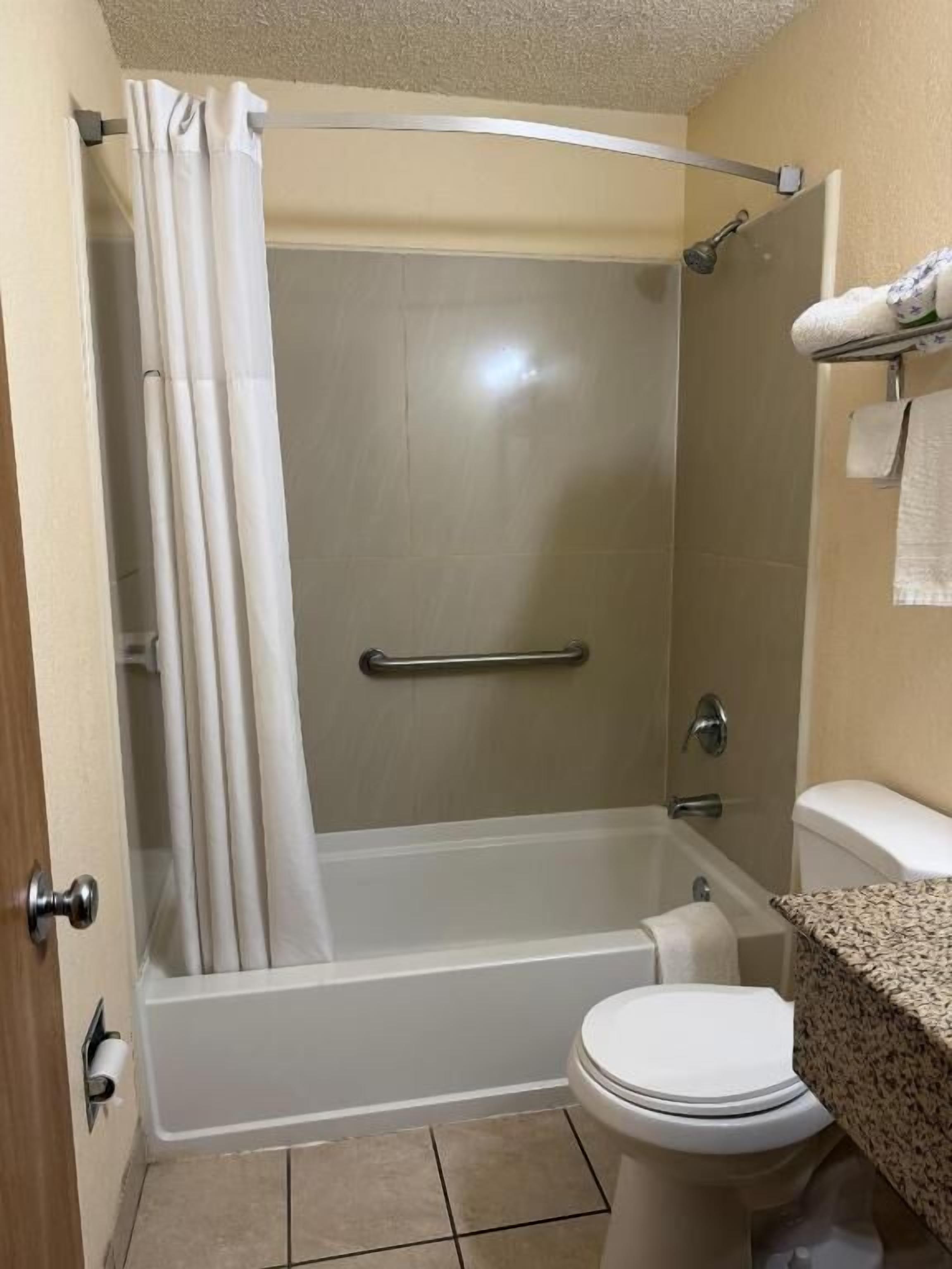 Standard Double Room | Bathroom