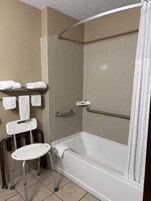 Bañera con ducha, secador de pelo, toallas, jabón