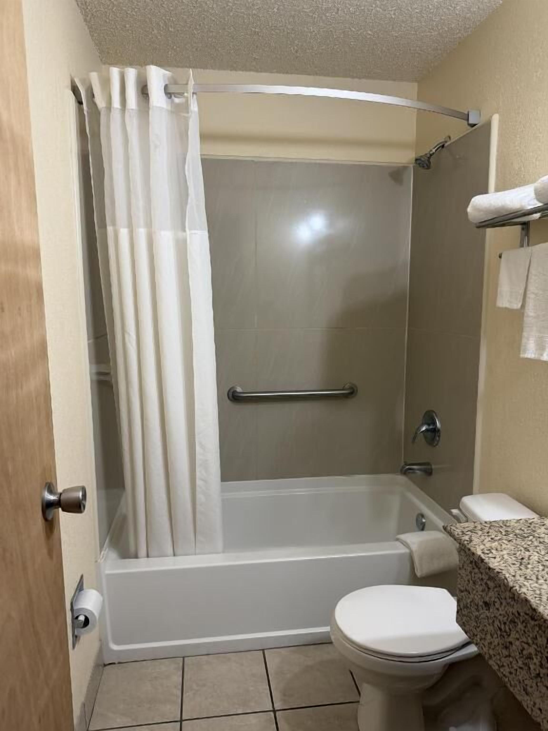 Standard Single Room | Bathroom | Combined shower/tub, hair dryer, towels, soap