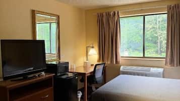 Standard-Doppelzimmer | Schreibtisch, laptopgeeigneter Arbeitsplatz, kostenloses WLAN