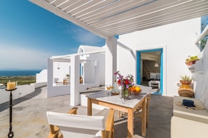 Outdoor dining - Superb Santorini Suites | Finikia Honeymoon Suite with Outdoor Private Jacuzzi (Oia)