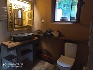 Bathroom - Vrbo Property (Châteaufort)