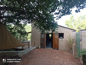 Terrace/patio - Vacation rental 20 minutes from Sisteron for 2 people. Dogs allowed. View of the valley (Châteaufort)