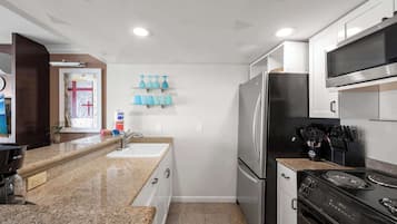Apartamento, vista para a cidade (1 Bedroom) | Cozinha privada | Cafeteira/chaleira, geladeira, micro-ondas, fogão