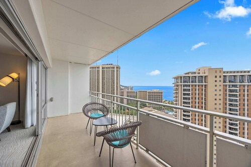 @ Marbella Lane - Prime 1BR w/ Panoramic Oceanview