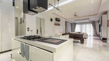 Comfort Apartment, 2 Bedrooms, Balcony, City View | Interior