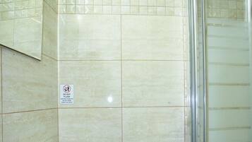 Een douche, een haardroger, handdoeken