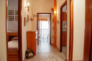 Iron/ironing board - GuestHost - Alghero: A Cozy Apartment Near the Sea (Alghero)