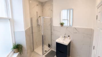 Asciugacapelli, asciugamani, sapone, shampoo
