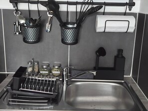 Fridge, microwave, stovetop, coffee/tea maker - "Studio Bleu"—patio, pool, parking (Éguilles)