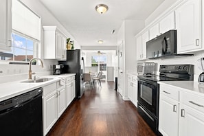 Private kitchen - Welcome to Pearson Ranch at Grand Park! Brand new listing in Westfield (Westfield)