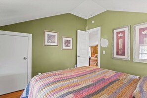 Room - Charlee's Cabin - Family Escape on Webster Lake | Pier & Swimming! (North Webster)