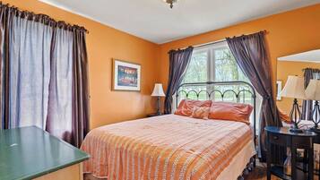 Iron/ironing board, travel cot, WiFi, bed sheets