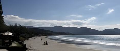 Ubicación a pie de playa y arena blanca