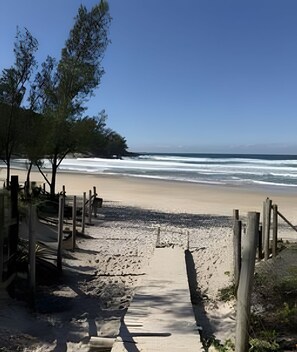 บนชายหาด, ทรายสีขาว