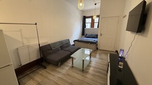 Living area - 4 Person 10-Minute walk to City Escape Apartment near Hampden Park Stadium (Glasgow)