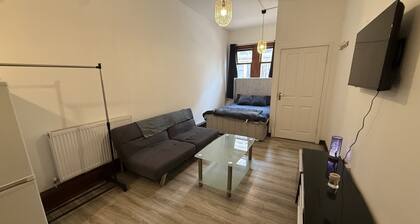 3 Person 10-Minute walk to City Escape Apartment near Hampden Park Stadium