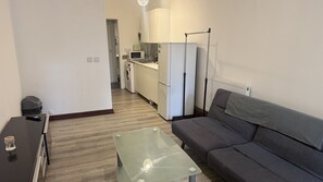 Living area - 4 Person 10-Minute walk to City Escape Apartment near Hampden Park Stadium (Glasgow)