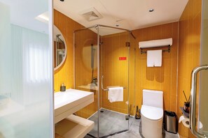 Quarto casal luxo | Banheiro | Chuveiro, secador de cabelo, chinelos, toalhas de banho