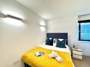 1 dormitori, planxa i posts de planxar, wifi i roba de llit 