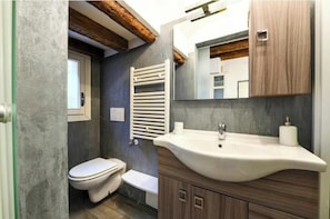 Shower, hair dryer, towels, soap - La Perla. (Venice)