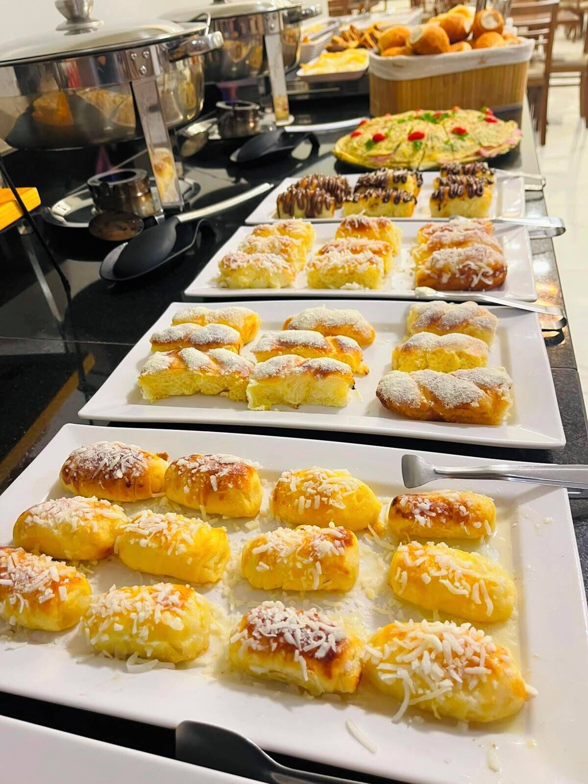 Un buffet con diversi dolci e dessert.