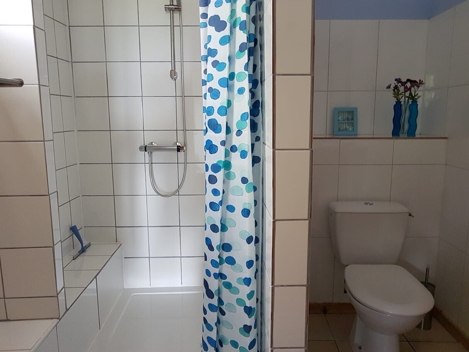 Douche, sèche-cheveux, serviettes fournies