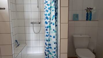 Douche, sèche-cheveux, serviettes fournies