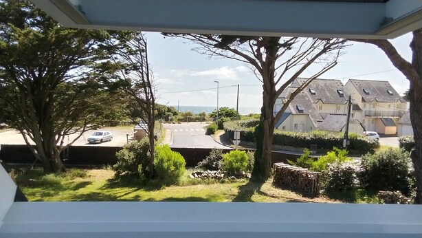 A residential area with houses, a road, and a tree. - New Home 3-Min Walk to Beach & Large Garden (Piriac-sur-Mer)