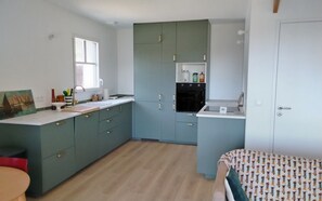 Wasserkocher mit Kaffee-/Teezubehör, Kühlschrank, Mikrowelle, Ofen