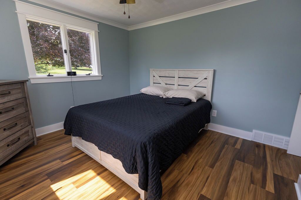 3 bedrooms, desk, iron/ironing board, WiFi (free)