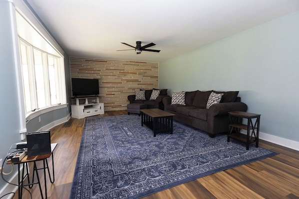 Living area - Newly Renovated 3-bedroom farmhouse with AC on 15 acres in delightful Louisville (Louisville)